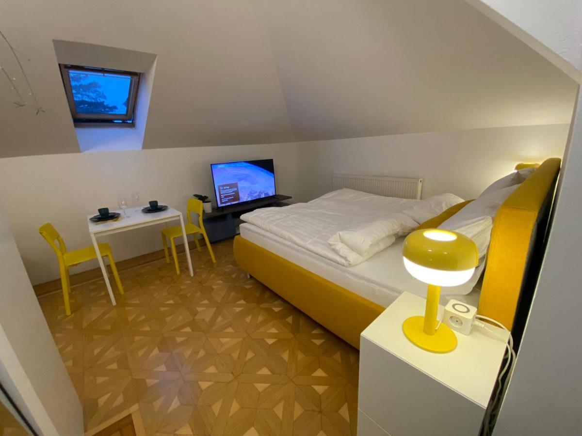 Small But Charming-Yellow Appartement Baden Exterior photo